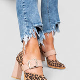 Selveta - Sandálias em camurça com padrão de leopardo e salto estável