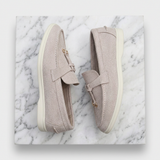 Mocassins Femininos Beiges com Cordão Decorativo