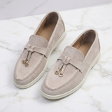 Mocassins Femininos Beiges com Cordão Decorativo