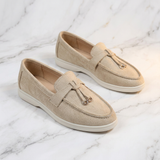 Mocassins Femininos Beiges com Cordão Decorativo