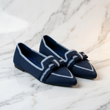 Sapatos femininos planos com design de nó