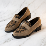Sapatos femininos elegantes com padrão de leopardo
