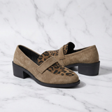 Sapatos femininos elegantes com padrão de leopardo