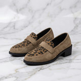 Sapatos femininos elegantes com padrão de leopardo