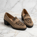 Sapatos femininos elegantes com padrão de leopardo